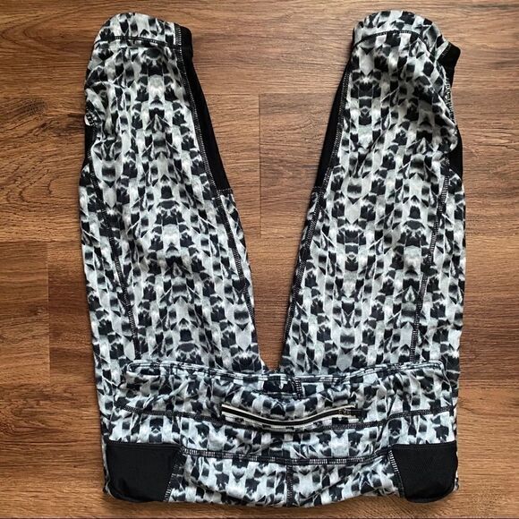 Women’s Athleta Capris    - Picture 2 of 3